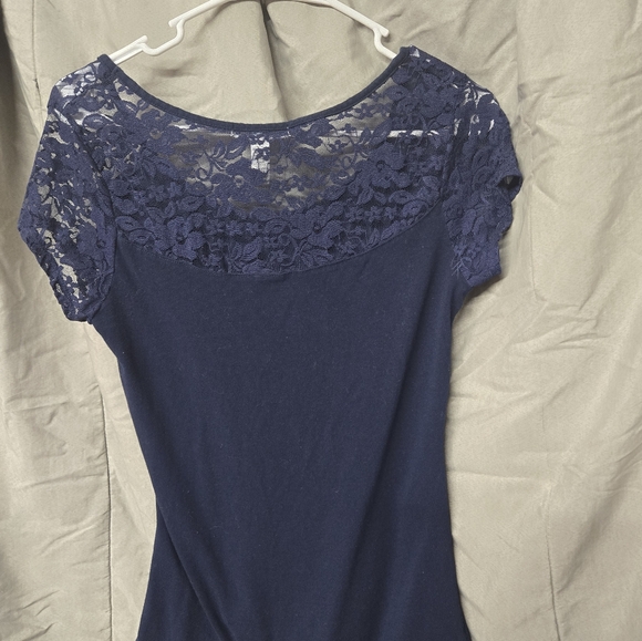 Adorable blue lace tee shirt - Picture 2 of 3